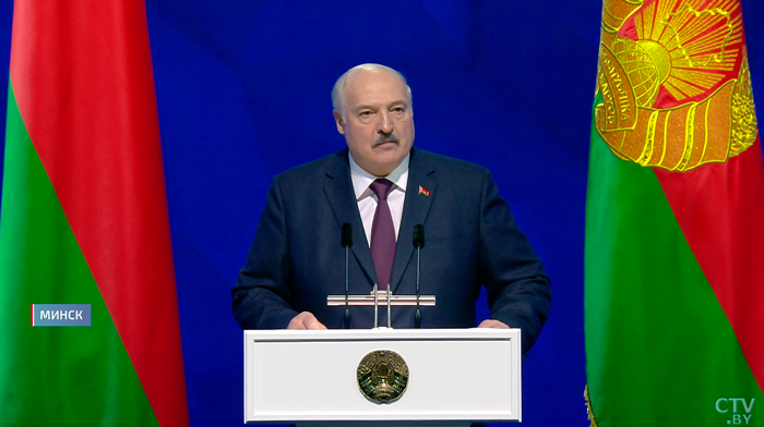 Лукашенко: «Не надо пугать людей, что тут Путин захватил Беларусь. Я управляю этими войсками»-4