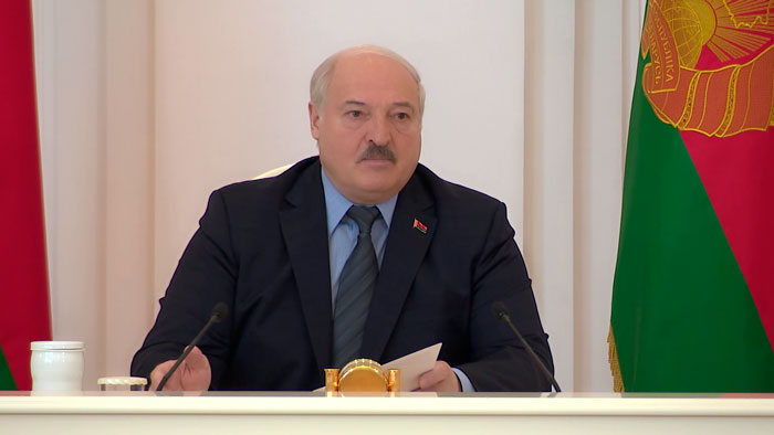 Лукашенко: губернаторы бросились пыль в глаза пустить – ремонтируют ФАПы и районные больницы