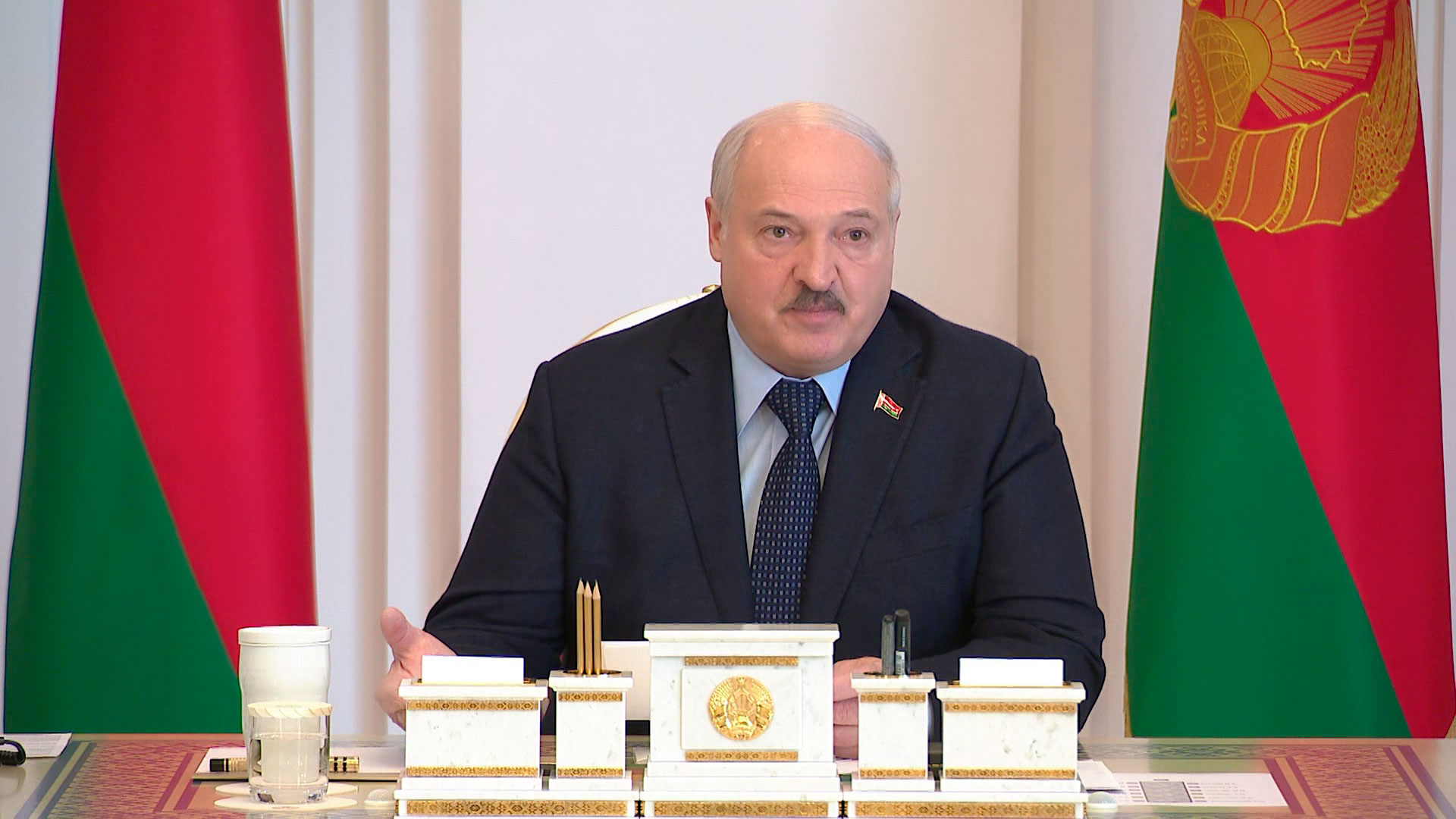 Лукашенко: потоки самой наглой и дикой лжи льются на людей из интернета. Про нормы журналистики никто не вспоминает