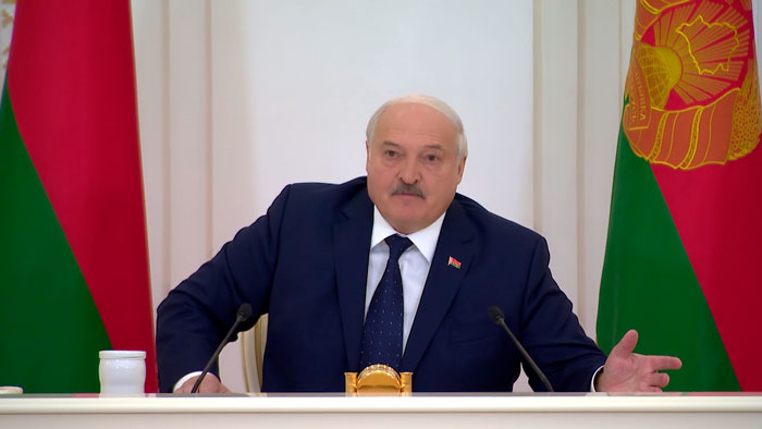 Лукашенко: никто не должен согласовывать цены – это будет коррупция, половину страны пересажаем!