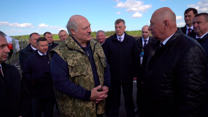 Лукашенко поручил разобраться с бесхозяйственностью: отработала техника 5-10 лет – под забор бросили. Всё достать!