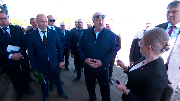 Александру Лукашенко в Костюковичах продемонстрировали новую автолавку Белкоопсоюза