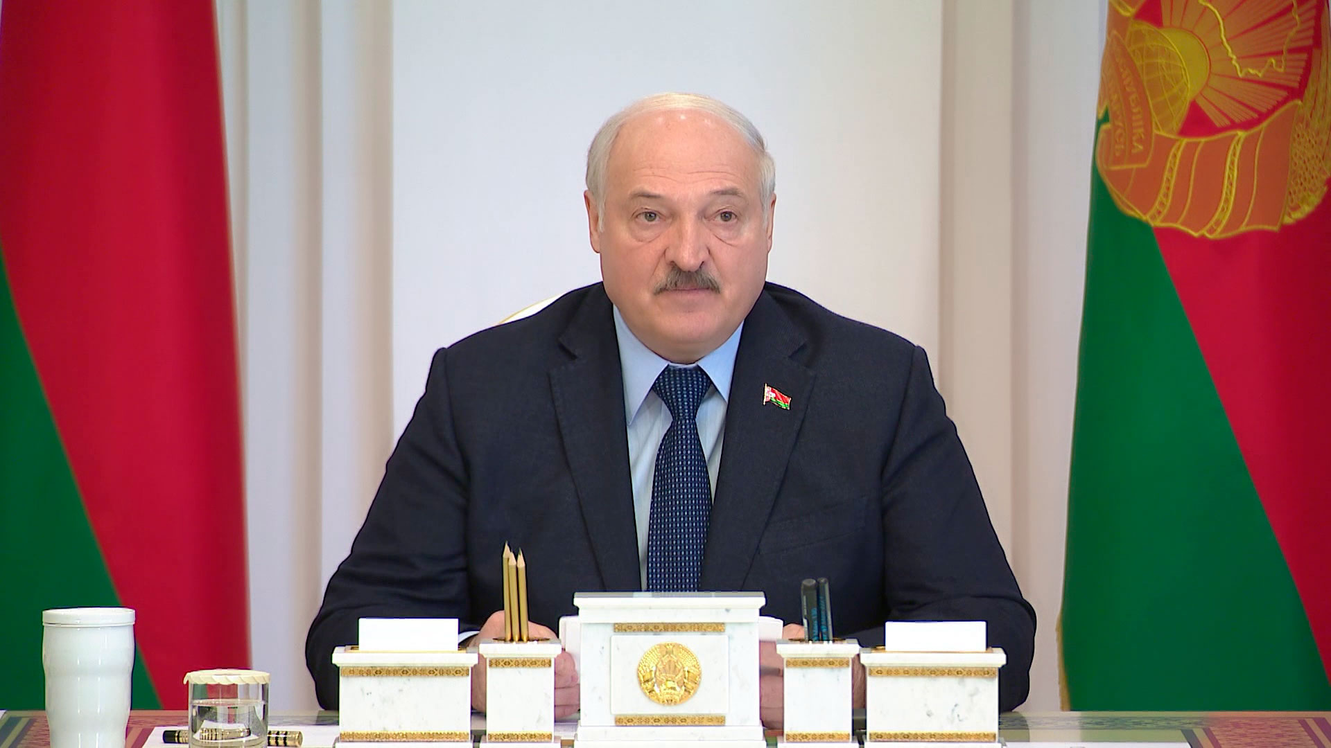 Лукашенко: достойны ли те, кто выехал за границу и действует во вред государству, оставаться гражданами Беларуси?