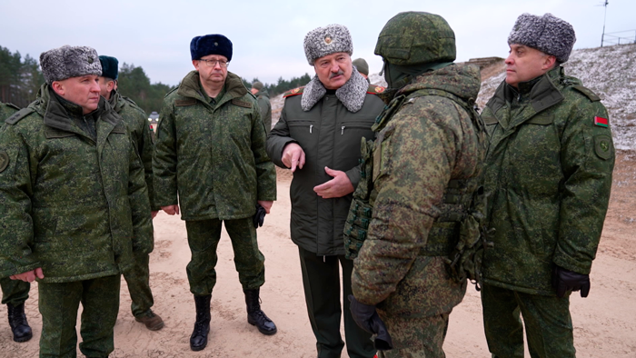 Лукашенко: «В бою это жизнь человека». Президент оценил новую аптечку для союзных войск