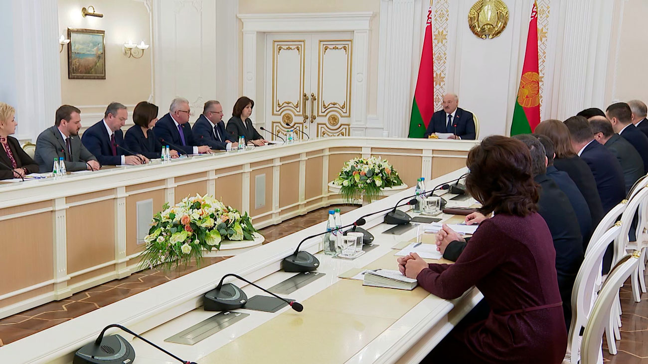 Лукашенко одобрил выделение более 130 млн рублей на поддержку бюджетников