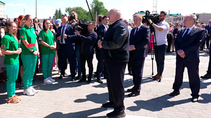 Лукашенко открыл новый ФОК в Дзержинске и пообщался с местными жителями Лукашенко открыл новый ФОК в Дзержинске и пообщался с местными жителями