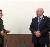 Александру Лукашенко во время визита в Военную академию подарили «пробивной» пистолет