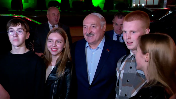 «Ну что, девчата, на дискотеку?» Лукашенко пообщался и сфотографировался с гродненской молодёжью