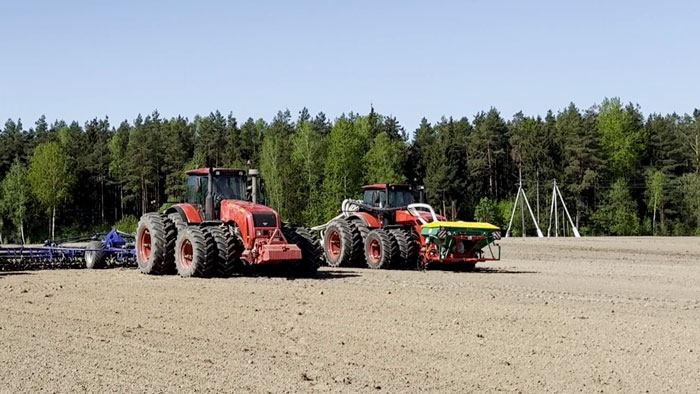 Лукашенко посещает Костюковичский район – Президент проверит ход посевной и готовность техники