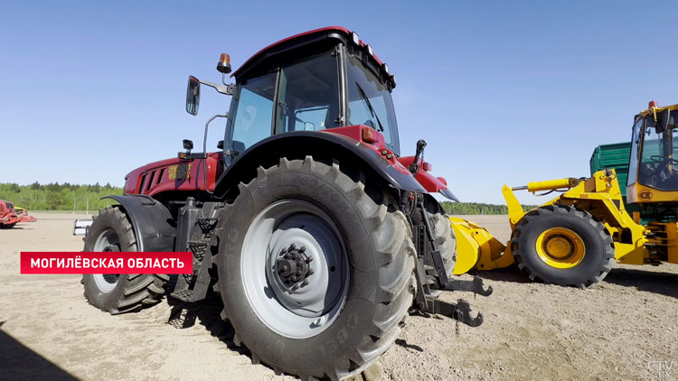 Лукашенко посещает Костюковичский район – Президент проверит ход посевной и готовность техники-1