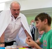 «Каждый день ты прокалываешь палец?» Александр Лукашенко посетил школу сахарного диабета 