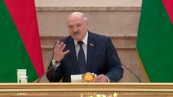 Лукашенко: «По пьяни утопились, напились, спалили хату, лежа курили в постели в пьяном виде»
