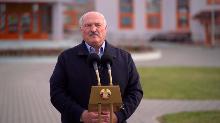 Лукашенко: «Это становится у наших людей такой нормой: а давайте закинем, впишем, Президент решит»