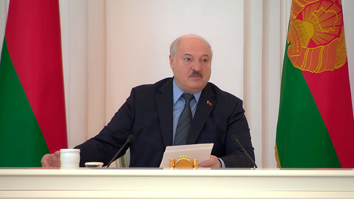 Лукашенко: наших граждан беспокоит качество дорог – все на автомобилях, у некоторых по 2-3 на семью