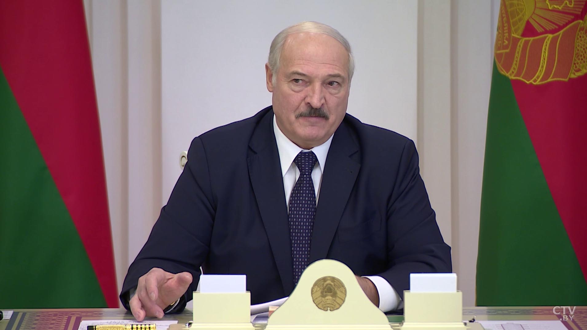 Александр Лукашенко: я коронавирус этот называю не иначе как психозом, и от этого никогда не откажусь-1