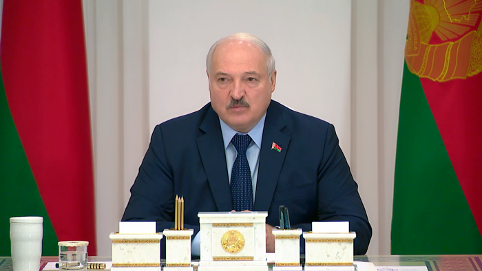 Лукашенко: «Ушли влево, вправо – партия или общественное движение должно быть ликвидировано» Лукашенко: «Ушли влево, вправо – партия или общественное движение должно быть ликвидировано»