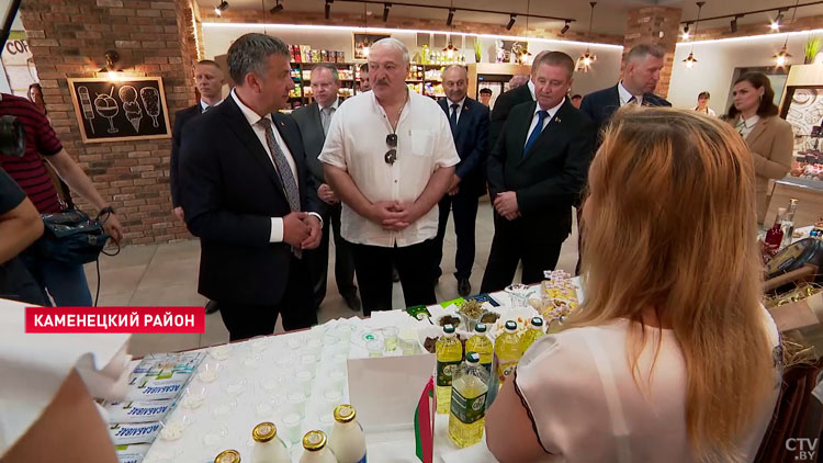 Лукашенко попробовал брестские продукты и поручил внедрить их в питание в самолётах-4