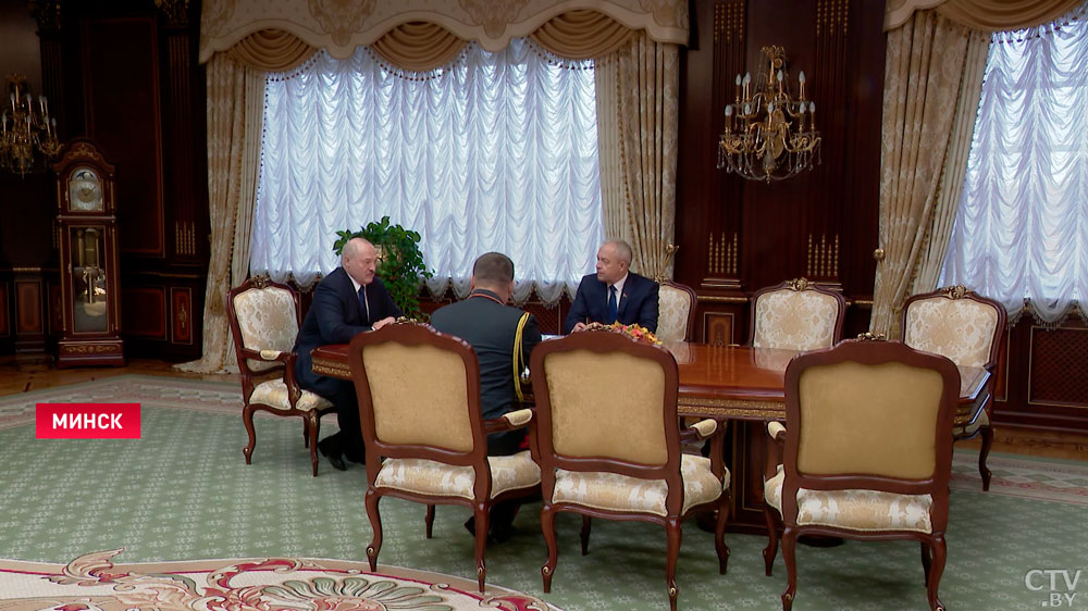 Лукашенко: «Пускай они там у себя разберутся, кто немцам и французам подкидывает этих мигрантов» -1