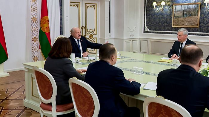 Лукашенко: «Для беглых, торгующих интересами народа, простые люди всегда будут тараном для борьбы» Лукашенко: «Для беглых, торгующих интересами народа, простые люди всегда будут тараном для борьбы»