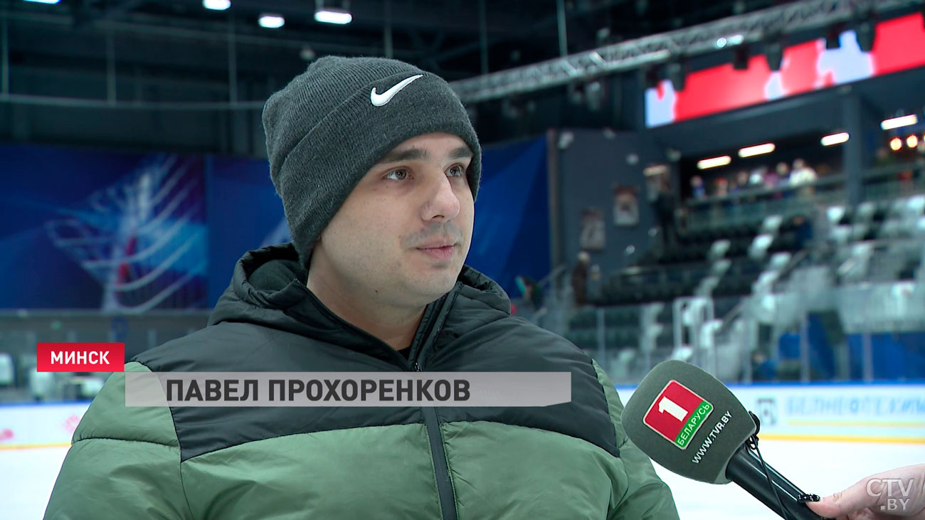 Лукашенко сделал круг почёта по ледовой арене с воином из Донбасса на инвалидной коляске-10