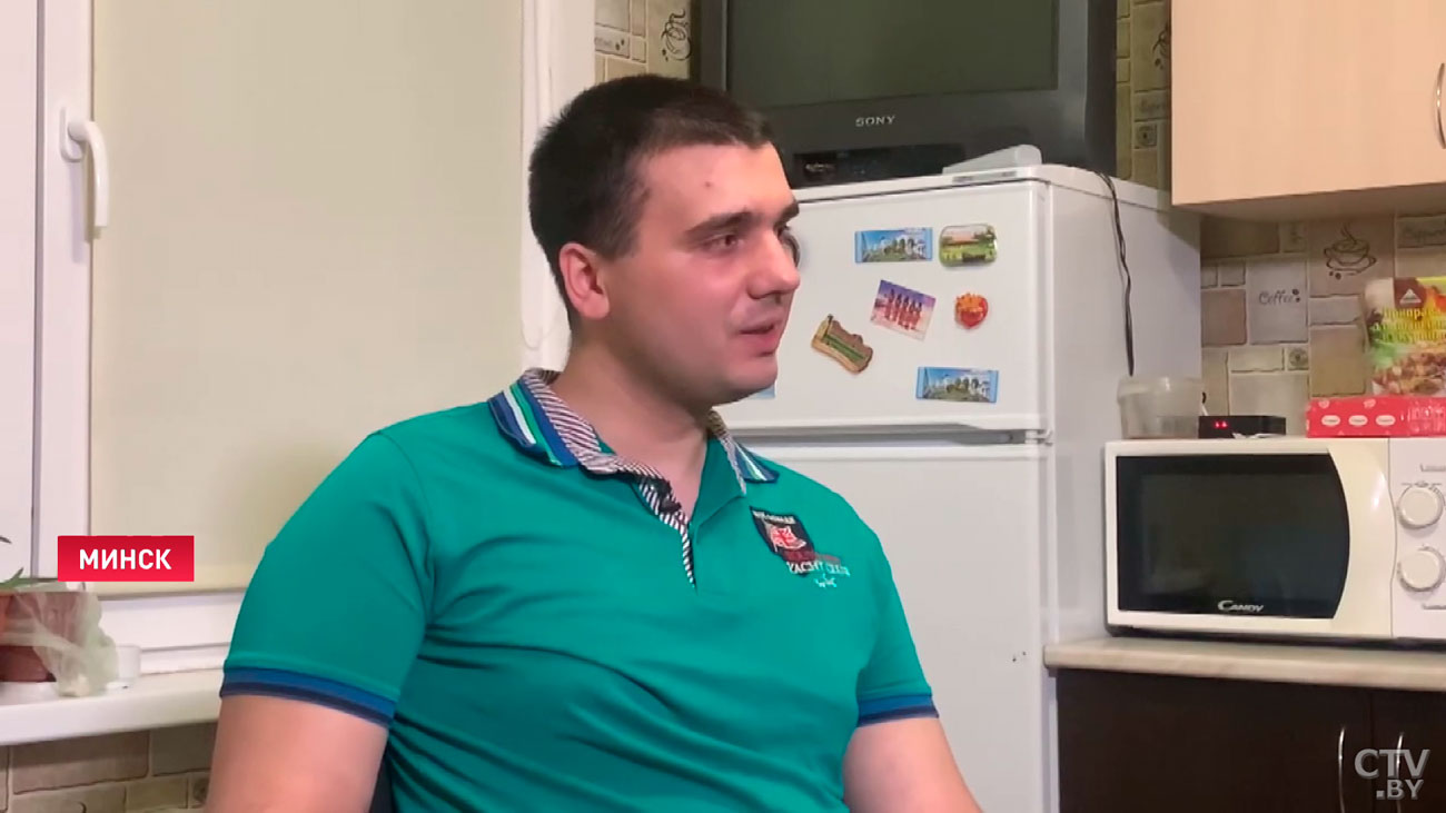 Лукашенко сделал круг почёта по ледовой арене с воином из Донбасса на инвалидной коляске-1
