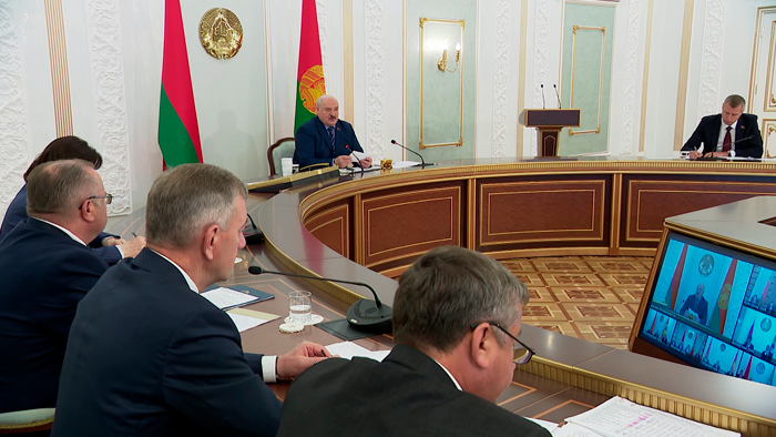 Лукашенко – чиновникам: спокойно в этом году не будет – мы сдаём экзамен белорусскому народу