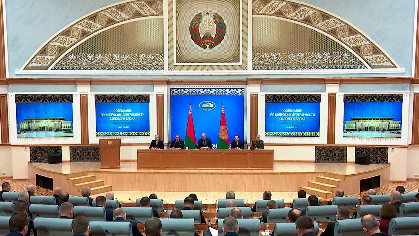 «Постараюсь это узкое место сшить». Президент Беларуси проводит совещание с силовым блоком страны
