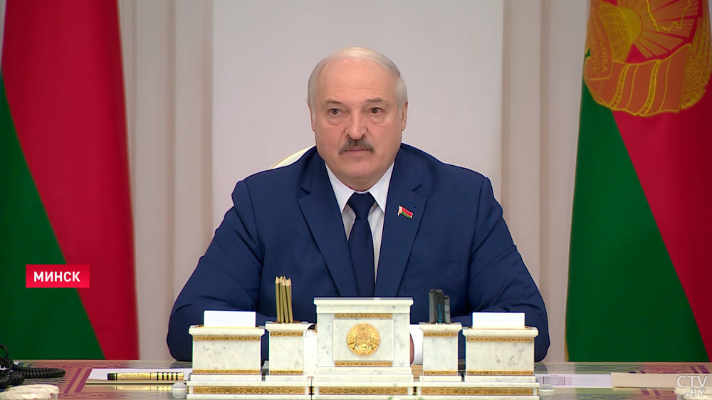 Лукашенко о беженцах на границе: очень много женщин, беременных на 8-9-м месяце. Они, наверное, будут рожать у нас-4