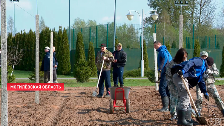 Александр Лукашенко принял участие в субботнике в Александрии! Посмотрите, как это было-22