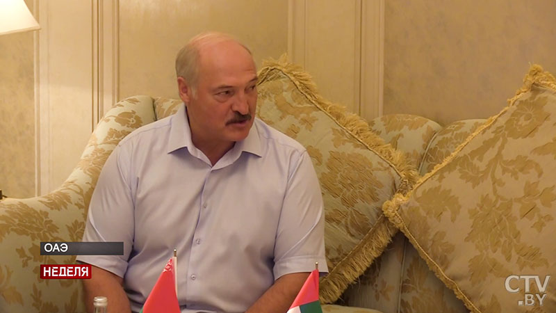 Александр Лукашенко в завершение визита в ОАЭ посетил Большую мечеть и сделал запись в Книге почётных гостей-25