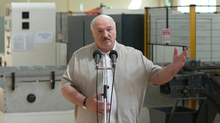 Лукашенко – коллективу «Легмаш»: мир ошалел, ваша продукция нужна особенно сейчас