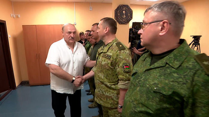 Лукашенко: в Украине нормальных людей достаточно, все они готовы садиться за стол переговоров