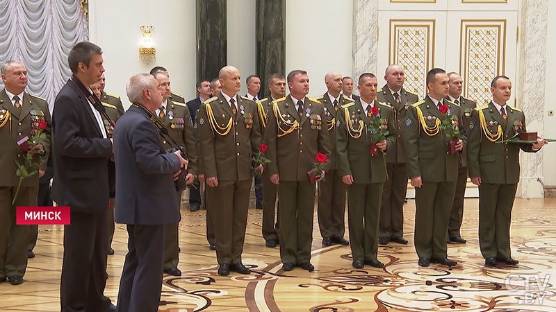 Александр Лукашенко вручил госнаграды военнослужащим Службы безопасности Президента -24 Александр Лукашенко вручил госнаграды военнослужащим Службы безопасности Президента -24