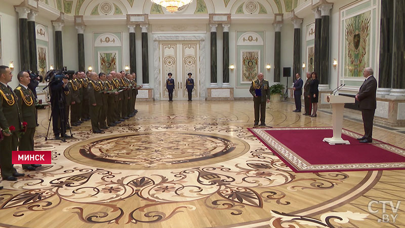 Александр Лукашенко вручил госнаграды военнослужащим Службы безопасности Президента -9 Александр Лукашенко вручил госнаграды военнослужащим Службы безопасности Президента -9