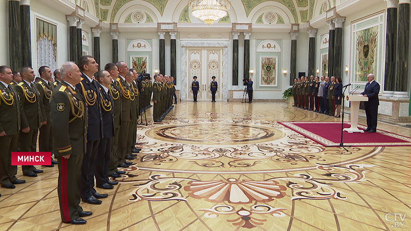 Александр Лукашенко: «Белорусский народ очень ценит и уважает всех, кто по зову сердца выбирает профессию служить своей стране»-6