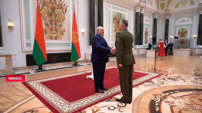 «Знак высокого доверия белорусского народа». Президент вручил генеральские погоны защитникам Беларуси-1