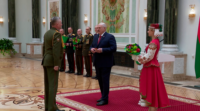 «Знак высокого доверия белорусского народа». Президент вручил генеральские погоны защитникам Беларуси