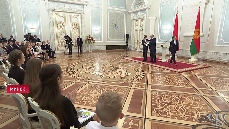 «Идите вперёд к выбранной цели, никогда не сдавайтесь». Александр Лукашенко вручил паспорта юным гражданам Беларуси-1