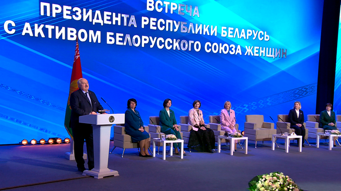 Лукашенко о женской партии: если бы она была, ей бы просто не было соперников