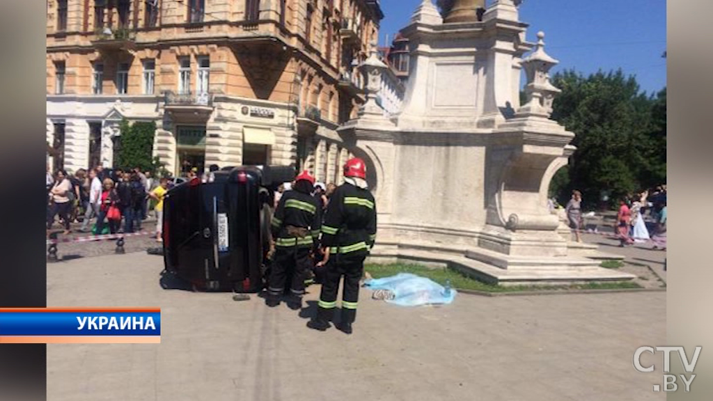 Во Львове внедорожник снес несколько оградительных столбцов, въехал в прохожих и перевернулся: погиб одни человек-1