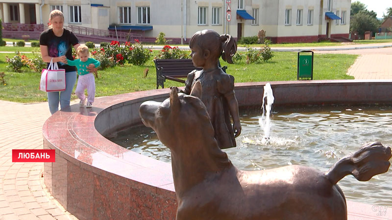 Дотронешься до цветов на платье – проживёшь счастливую жизнь. Для жителей Любани приготовили необычный подарок-7 Дотронешься до цветов на платье – проживёшь счастливую жизнь. Для жителей Любани приготовили необычный подарок-7