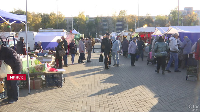 В Минске у «Чижовка-Арены» люди закупаются на сезонной ярмарке-1