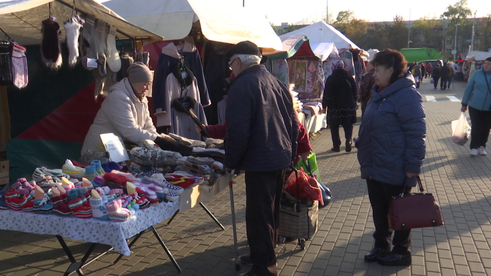 В Минске у «Чижовка-Арены» люди закупаются на сезонной ярмарке