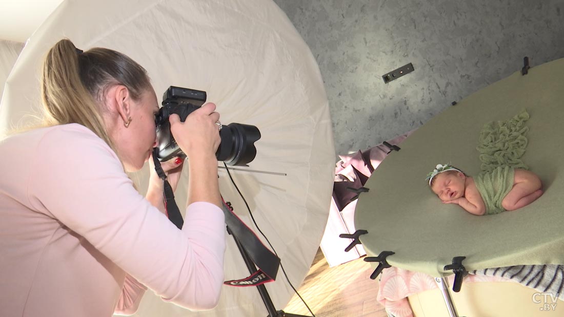 Выставить свет, побыть няней. Фотограф новорождённых о секретах хорошего сна у малышей во время съёмки-22