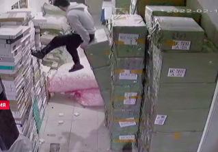 Чудом остался даже без царапины. Посмотрите, что произошло с этим мальчиком, который увлёкся телефоном