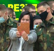 Мамы смотрели, как награждают их сыновей. Министр обороны поблагодарил за службу лучших солдат