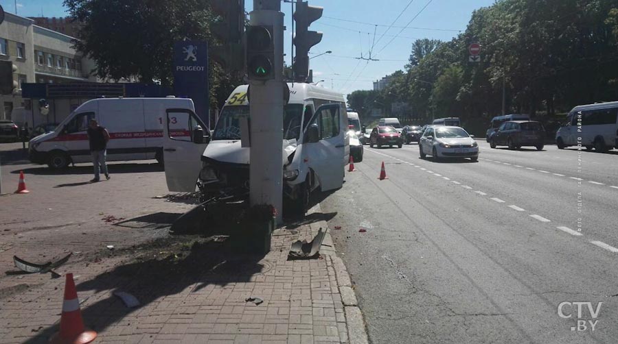 Маршрутка протаранила столб в Минске: водитель и пасажир реанимированы-1