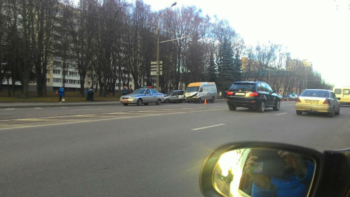 В Минске маршрутка с пассажирами протаранила припаркованные автомобили-4