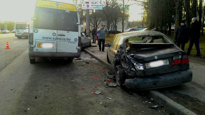 В Минске маршрутка с пассажирами протаранила припаркованные автомобили-1