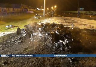 В Минске Jaguar под управлением бесправника врезался в столб и загорелся